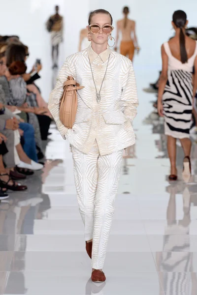 Look 14